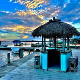 Snug Harbor Marina and Resort, хотел в Чинкотиг