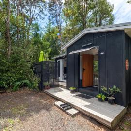 Bellbird Cottage - Lake Taupo Bach, hotel in Waitahanui