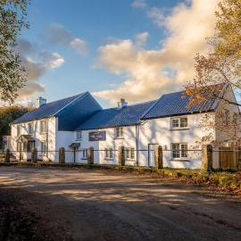 Talland Cottage 4 bedroom with Hot Tub, hotel in Looe