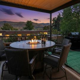 Lakeside luxury with hot tub and pool, Hotel in Chelan