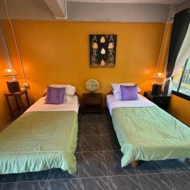 Golden Mango House, hotel in Sam Roi Yot