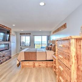 Adorable Cedar Lodge Room with Amazing Lake Views!, hotel u gradu Lakonija