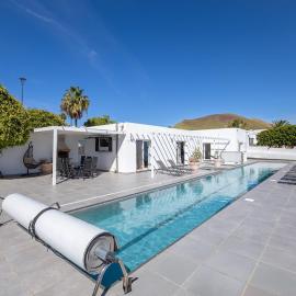 Casa Conil Private 25m Heated Pool with Hydraulic Mobility Lift, hotel u gradu 'Conil'