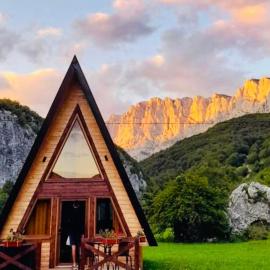 Etno Cottages Komarnica Authentic Peaceful Mountain Getaway, hotelli kohteessa Šavnik