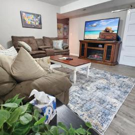 Cozy Lawrence 1BR Near KU - Wi-Fi & Patio, hotel em Lawrence