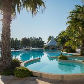CAMPING 4 Etoiles , MER A 500 M , PISCINE LAGON, MHOME 7 PERSONNES, 3 CHAMBRES, 36 METRES CARRES !, hotel in Vias