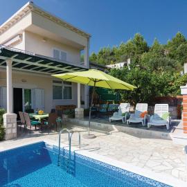 Guesthouse Jelena with private parking and a pool