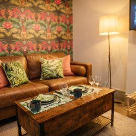 Casa Cabana - Tropical City Center - 3BR - Sleep 7, hotel in Central Station
