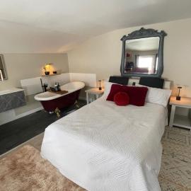 Sip and Soak, hotel-style room