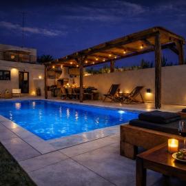stone villa marianna With heated private pool &guest studio, hotel en Moukhtároi