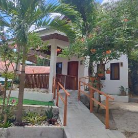 Villa Mercedez at Bigang Munti Beach Resort, khách sạn ở San Juan