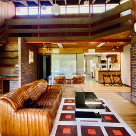 Lake front, mid-century house with sauna 3, hotelli kohteessa Budgewoi