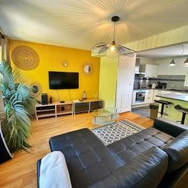 Duplex with Jacuzzi and parking Close to Disney, מלון בלון