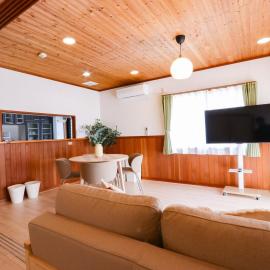 Seto Mori Nest 15-minute drive to Ghibli Park,1 train to the nagoya dome ,wooden house with a wood deck, hótel í Seto