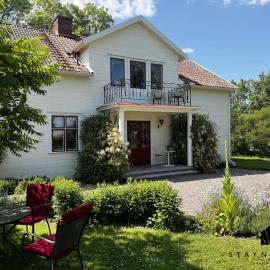 Charming and spacious villa near Lidköping, Hotel in Lidköping