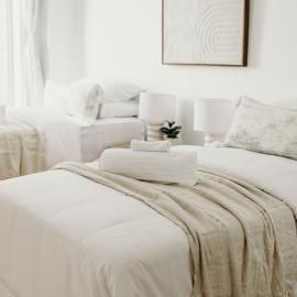 Spacious Newcastle West Apartment w Parking, Pool and Gym: Wickham şehrinde bir otel