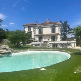 Maison bourgeoise & spa - 26 personnes, hotel v destinácii Genilac