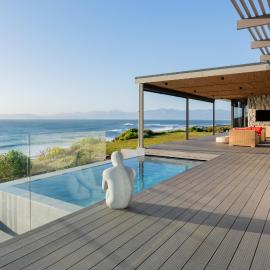 Abalone House - Romansbaai Luxury Beachfront Villa, hotel in Gansbaai