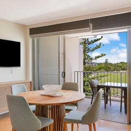 Modern Dual-Key Apartment at Salt Spa Resort by uHoliday - 2BR, 1BR and Hotel Room configurations available, hotel in Kingscliff