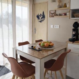 Cocon cosy face au lac Terrasse et randonnées，LʼEstrade的飯店