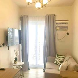 Cozy 1BR with Balcony, Sea View and Pool - Fast WiFi - Snug Sanctuary, hotelli kohteessa Talisay