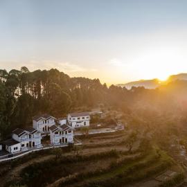 StayVista at Hill Top Heaven with BBQ & Bonfire, hotel en Lansdowne