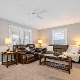NEW Spacious Louisville Home with Backyard Oasis, hotel in Louisville