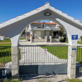 F & R Villa, hotel em Perea