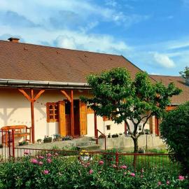 Napsugár Vendégház Nagylóc, hotel a Nagylóc