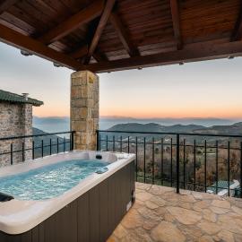 Xrisaetos Cozy Mountain Retreat with Stunning View By Greece Apartments, hotel u gradu Kernitsa