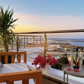 Spacious Sanctuary Cove B3 duplex with Sea View in Kyrenia Girne, hotel in Kyrenia