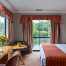 Lakeside International Hotel, hotel di Camberley