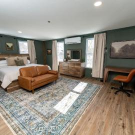 Forest Room: The Inn at Fireside Tavern Sherborn, hotel in Sherborn