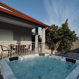Zouf House Luxury Stay with Jacuzzi