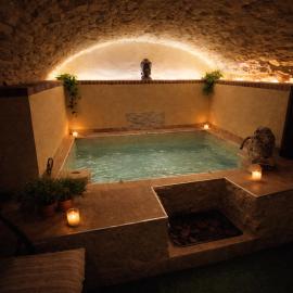 Suite spa Romantique avec piscine privée cosy clim, hotel in Coligny