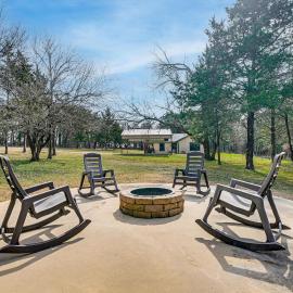 Private 60-Acre Retreat Near Lake Murray & Texoma, hotel a Marietta
