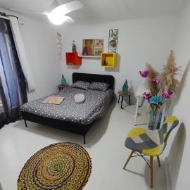 Chambre et salle de bain étang de thau, hotell i Mèze