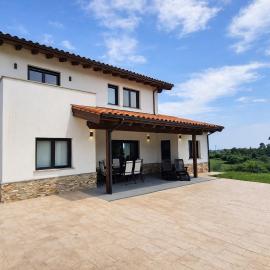 Casa Llanes con Jardín y Vistas – Mar y Cuera