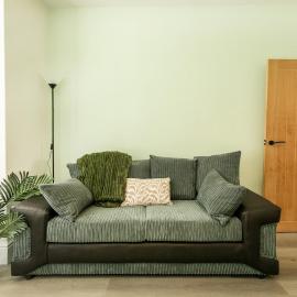 Spacious 3 Bedrooms - Free Parking - High Speed WiFi - Sleeps 4, hotel a Boultham