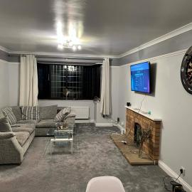 Spacious 4 Bedroom House in Corby Sleeps 9 Parking, hotell i Corby