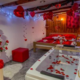 Home La Sierra with WHIRLPOOL BATH for two, hotel in Korenica