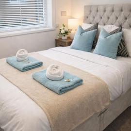 Large 4 bedroom house for Contractors, Large groups or Retreat sleeps 8 people in Durham - NO Smoking Indoor House