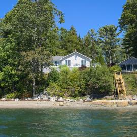 Lucky Stone Retreat - private beach & Acadia view، فندق في Sullivan