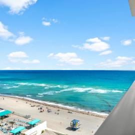 Oceanfront Condo with Direct Beach Access, hotel u gradu Beverley Beach