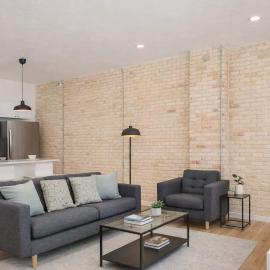 Luxury Downtown 2 Bedroom Flat, Hotel in Neenah