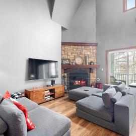 Les Manoirs 3bdrs W Pool & Hottub Near Village, hotel em Mont-Tremblant
