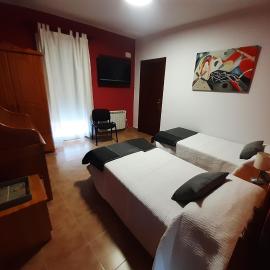 Habitaciones Peña Dorada, hotell i Lumpiaque
