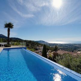 Casa Blanca - Exclusive villa with infinity pool and panoramic views、セルヴァ・デ・マルのホテル