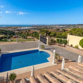 Getaway in Villa Roca Dormitory room, hotel i Estepona