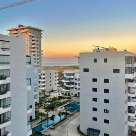 Chic studio with sea view, Wi-Fi & pool, hotel in Aïn Harrouda